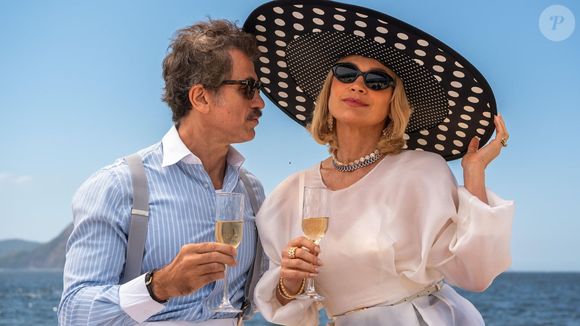 Sandra (Flavia Alessandra) envenena Ernesto (Eriberto Leão) no final da novela Êta Mundo Melhor, mas o vilão recupera a saúde