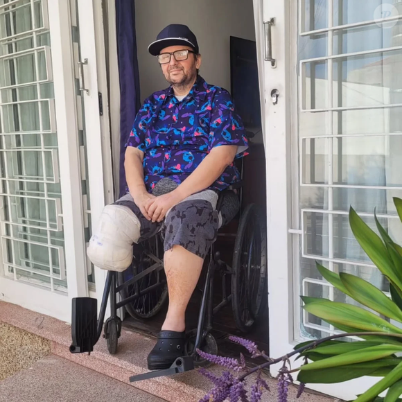 O artista, que tem diabetes, surgiu em uma cadeira de rodas em seu perfil no Instagram e compartilhou um desabafo emocionado sobre o novo momento de sua vida.