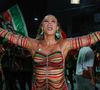 Paolla Oliveira escolheu look que combinava miçangas na cores da Grande Rio e correntes para o ensaio de rua