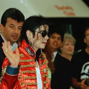 O retorno da estética militar fashionista também trouxe comparações com os figurinos históricos do cantor Michael Jackson, conhecido pelas jaquetas estruturadas, botões dourados e visual marcante