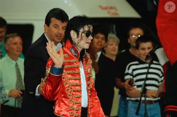 O retorno da estética militar fashionista também trouxe comparações com os figurinos históricos do cantor Michael Jackson, conhecido pelas jaquetas estruturadas, botões dourados e visual marcante