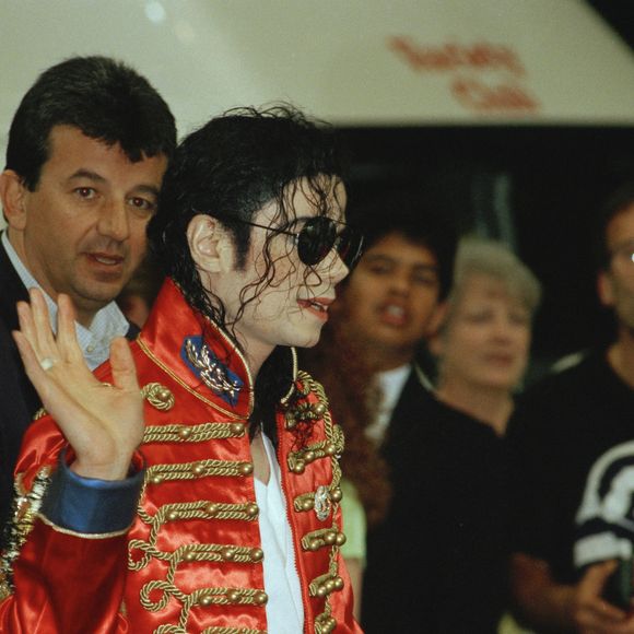 O retorno da estética militar fashionista também trouxe comparações com os figurinos históricos do cantor Michael Jackson, conhecido pelas jaquetas estruturadas, botões dourados e visual marcante