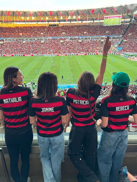 Patricia Abravanel e irmã Rebeca Abravanel usaram camisas personalizadas para assistirem Flamengo x Corinthians