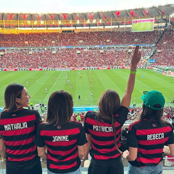 Patricia Abravanel e irmã Rebeca Abravanel usaram camisas personalizadas para assistirem Flamengo x Corinthians