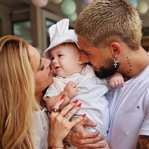 Zé Felipe com o filho no colo durante a comemoração antecipada de páscoa organizada por Virginia.