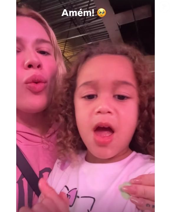 Ex de Léo Pereira, do Flamengo, Karoline Lima tirou o dia para fazer sessão de terapia e ir à igreja com a filha, fruto do casamento com Eder Militão
