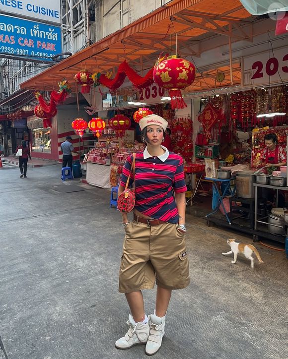 A paleta da coleção do Ano do Cavalo da Converse aposta em tons neutros como bege e branco, combinados ao vermelho vibrante e detalhes dourados, criando cores curinga que dialogam com a tradição chinesa e já se firmam como tendência forte para 2026