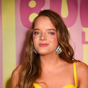 Rafa Justus escolheu um vestido amarelo de comprimento mini para o jantar da Bumi Love em São Paulo, apostando em uma produção de festa que ganhou ainda mais destaque com os cristais aplicados na barra da peça
