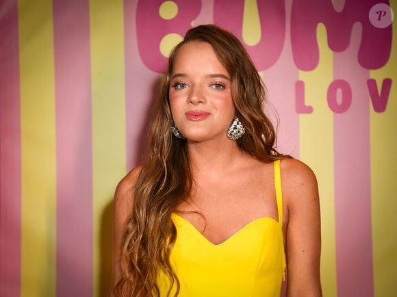 Rafa Justus escolheu um vestido amarelo de comprimento mini para o jantar da Bumi Love em São Paulo, apostando em uma produção de festa que ganhou ainda mais destaque com os cristais aplicados na barra da peça