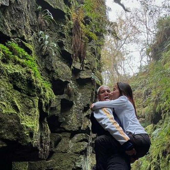 Anitta e Vinicius foram vistos fazendo uma trilha em outubro de 2024.