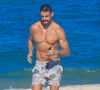 Corpo malhado de Cauã Reymond: ator mostrou a boa forma sem camisa em dia de praia