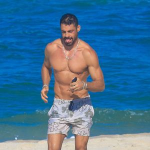 Corpo malhado de Cauã Reymond: ator mostrou a boa forma sem camisa em dia de praia