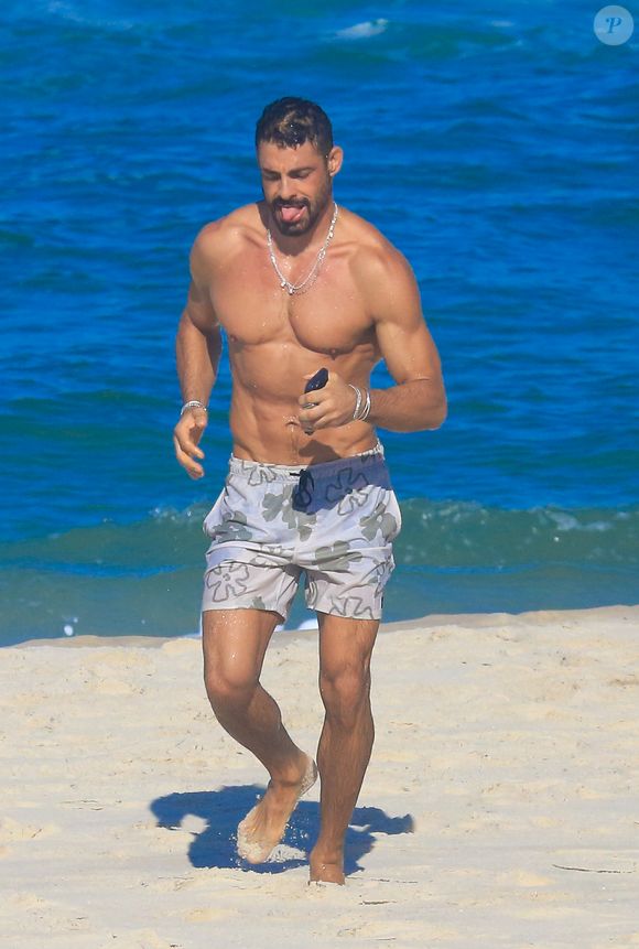 Corpo malhado de Cauã Reymond: ator mostrou a boa forma sem camisa em dia de praia