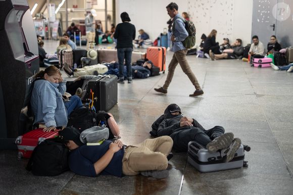 Dezenas de pessoas se abrigam na estação de trem de Atocha, em Madri, onde passarão a noite após o apagão na Espanha