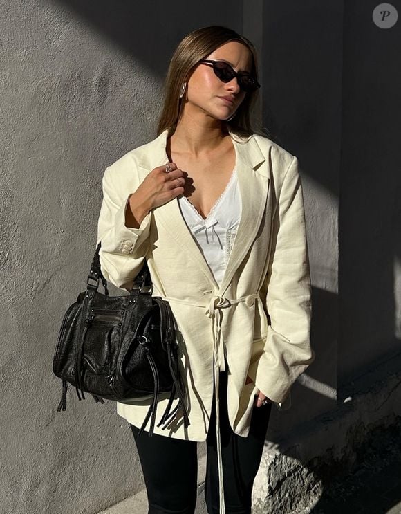 Inspirada no visual elegante de Gabriela Sabatini, a Bershka apostou no blazer amarelo manteiga que promete dominar os looks femininos em 2026. A peça mistura sofisticação, leveza e aquele toque fashion perfeito para mulheres que amam elegância prática