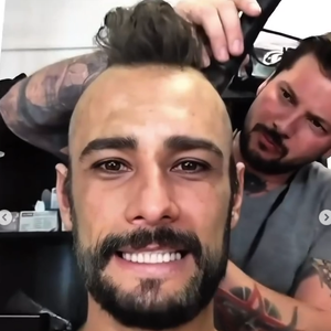 "Eu mordi a toalha", contou Rodrigo Santoro ao relembrar uma das experiências mais dolorosas de sua preparação para '300'. O ator revelou que uma depiladora colocou uma toalha em sua boca para que ele pudesse suportar a dor provocada pela retirada dos pelos com cera quente
