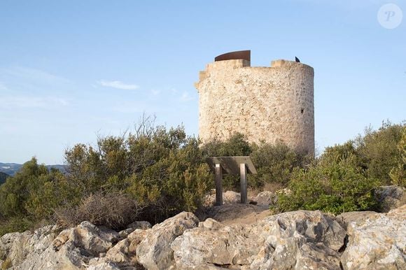 Os arredores de Camp de Mar ainda preservam pequenos vestígios do passado, como é o caso da torre de defesa de Cap Andritxol, construção do século XVI