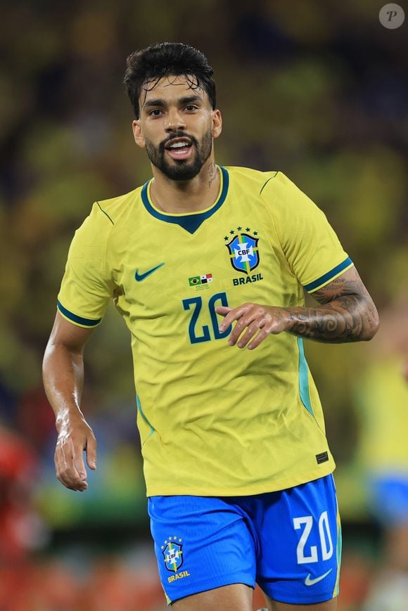 Elegância em primeiro lugar! Lucas Paquetá desembarcou com a Seleção Brasileira nos Estados Unidos carregando uma sofisticada bolsa da Louis Vuitton avaliada em R$ 72,5 mil