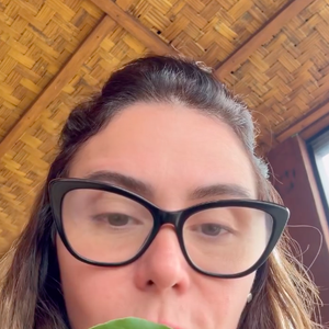 Giovanna Antonelli escreve seu nome e um número na parte da frente da folha de louro