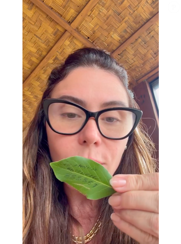 Giovanna Antonelli escreve seu nome e um número na parte da frente da folha de louro