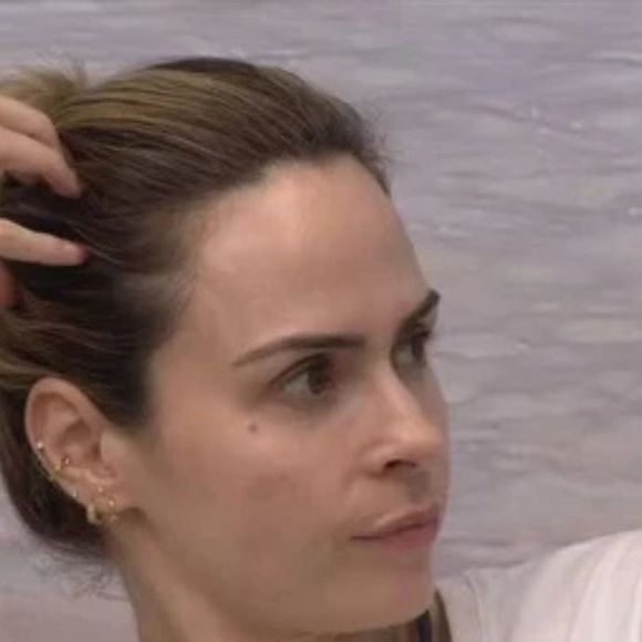 Ana Paula Renault relata queda de cabelo no reality e levanta alerta sobre desequilíbrio metabólico.