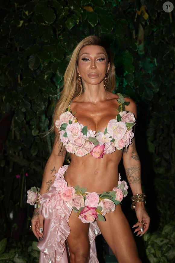 Baile da Arara 2026: Maya Massafera exibiu o corpo sarado em um conjunto floral em tons de rosa