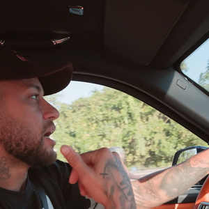 Em série especial no YouTube, Neymar Jr., de 34 anos, percorreu campos de futebol, escolas, igrejas e a casa da avó, mostrando aos fãs os cenários que fizeram parte de sua trajetória antes da fama internacional