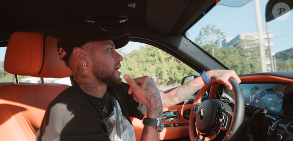Em série especial no YouTube, Neymar Jr., de 34 anos, percorreu campos de futebol, escolas, igrejas e a casa da avó, mostrando aos fãs os cenários que fizeram parte de sua trajetória antes da fama internacional