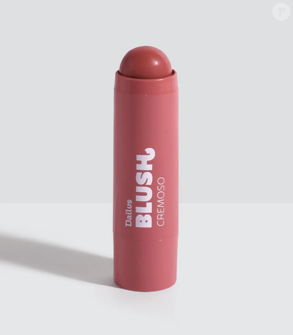 O Blush em Stick, da Dailus, é prático e fácil de esfumar, criando um efeito fresco e natural com poucos movimentos