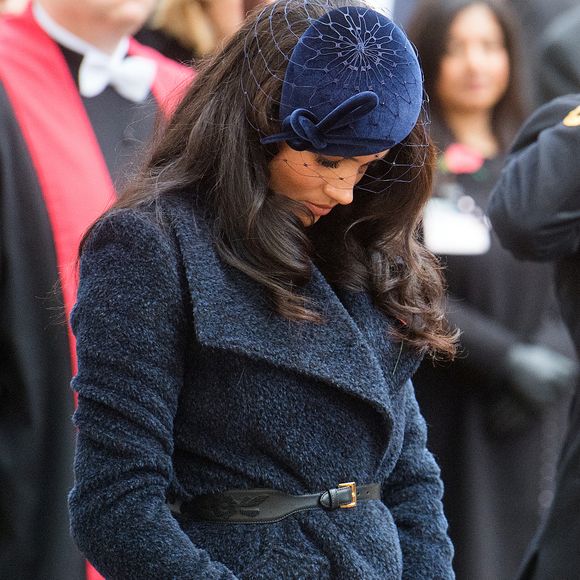 Detalhe de vestimenta revela a rigidez dos protocolos reais, segundo a duquesa de Sussex