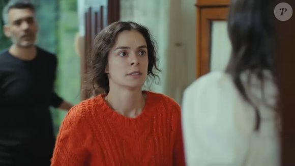 Bahar tem que viver na mesma casa que Piril desde a chegada de surpresa da atual mulher de Sarp, ex-marido dela, na novela 'Força de Mulher'