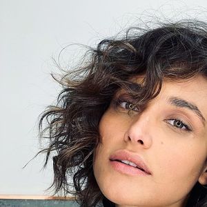 Outro corte de cabelo curto poderoso é o adotado por Débora Nascimento: corte reto, acima do ombro em estilo chanel, mas com ondas e movimento