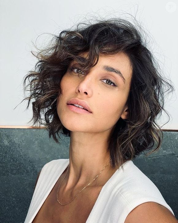 Outro corte de cabelo curto poderoso é o adotado por Débora Nascimento: corte reto, acima do ombro em estilo chanel, mas com ondas e movimento