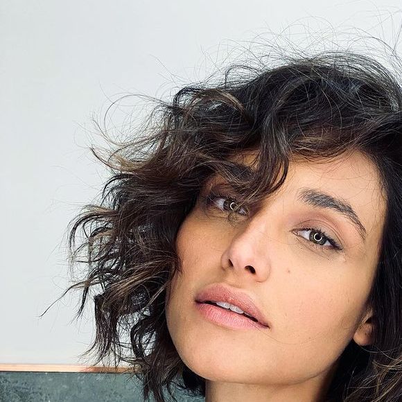 Outro corte de cabelo curto poderoso é o adotado por Débora Nascimento: corte reto, acima do ombro em estilo chanel, mas com ondas e movimento