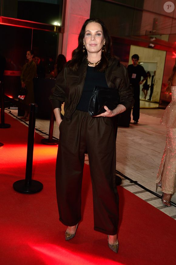 Já Carolina Ferraz apostou em algo mais 'street', com calça oversized marrom