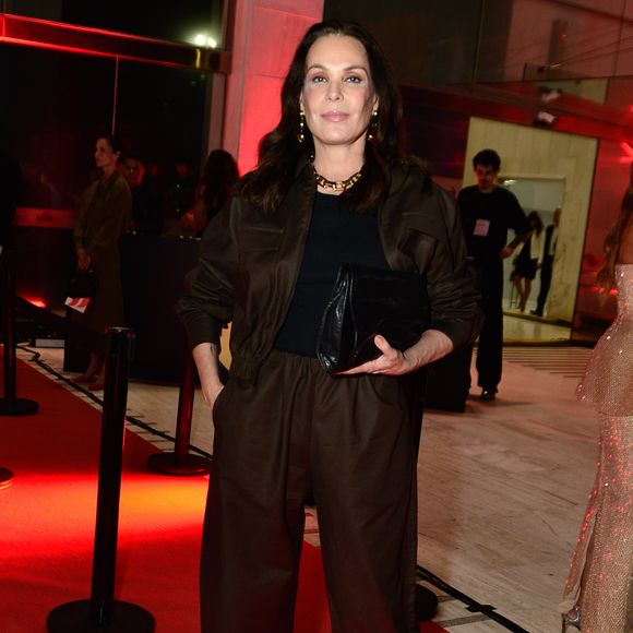 Já Carolina Ferraz apostou em algo mais 'street', com calça oversized marrom
