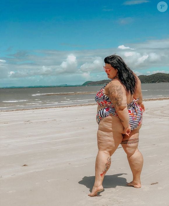 Não demorou para Thais Carla virar uma das principais influenciadoras de corpos reais na web