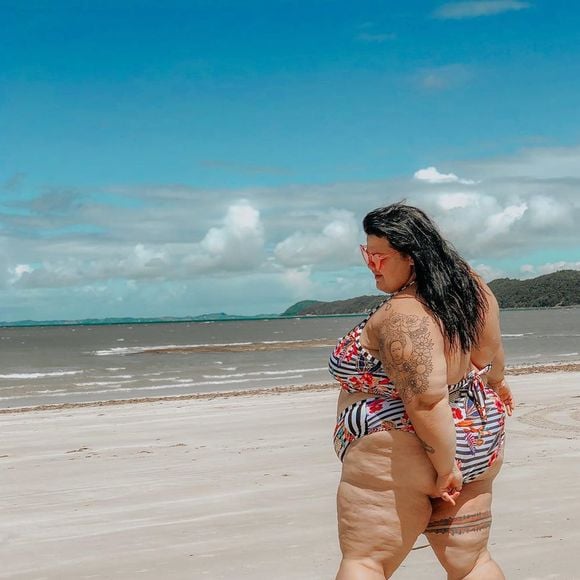 Não demorou para Thais Carla virar uma das principais influenciadoras de corpos reais na web