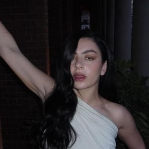 Charli Xcx é adepta da estética 'Tired Girl MakeUp'