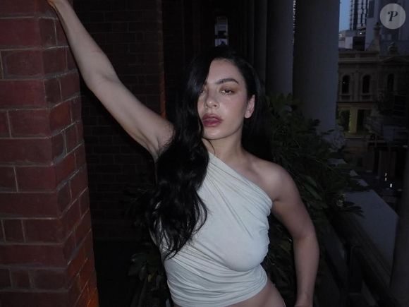 Charli Xcx é adepta da estética 'Tired Girl MakeUp'