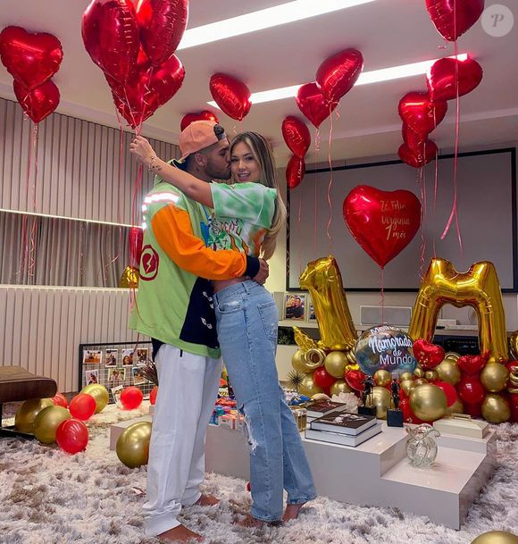 Com um mês de namoro, Zé Felipe a Virginia Fonseca surgiram em foto e novamente se viu balões em formato de coração