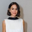 Nem VIP, nem povão: com vestido branco curtinho, Bruna Marquezine dá close no Copacabana Palace para show de Shakira e leva público ao delírio. Vídeos!