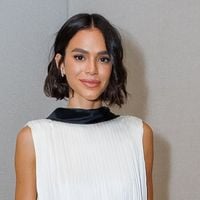 Nem VIP, nem povão: com vestido branco curtinho, Bruna Marquezine dá close no Copacabana Palace para show de Shakira e leva público ao delírio. Vídeos!