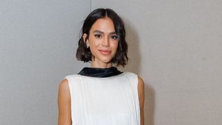 Nem VIP, nem povão: com vestido branco curtinho, Bruna Marquezine dá close no Copacabana Palace para show de Shakira e leva público ao delírio. Vídeos!