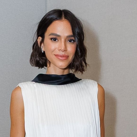 Bruna Marquezine dá close no Copacabana Palace para show de Shakira e leva público ao delírio com vestido branco curtinho