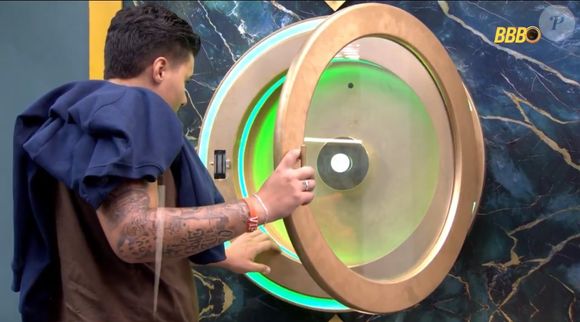 Pedro se antecipou e deixou o BBB 26 ao apertar o botão de desistência