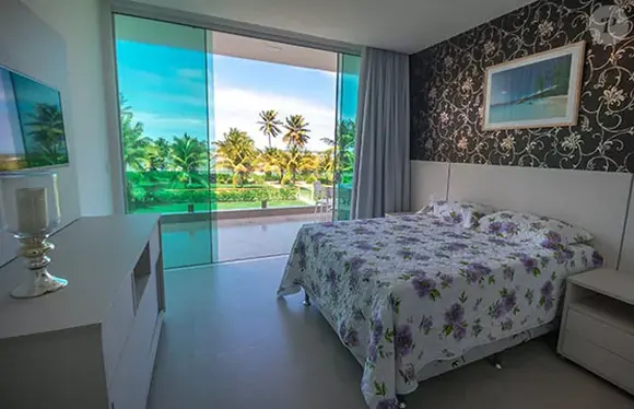 Mansão atribuída a Carla Perez tem sete suítes e o espaço é capaz de comportar até 26 pessoas