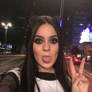 Nesta foto, Viih Tube destacou bem a sombra dos olhos em São Paulo