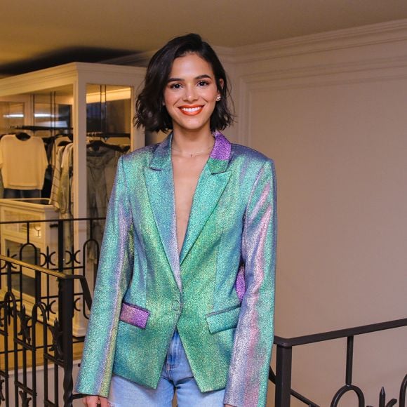 Bruna Marquezine roubou a cena com blazer holográfico