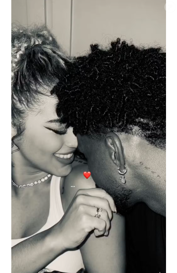 Rauany Barcellos postou uma foto romântica embalada por uma melodia nos stories com Hugo Souza.